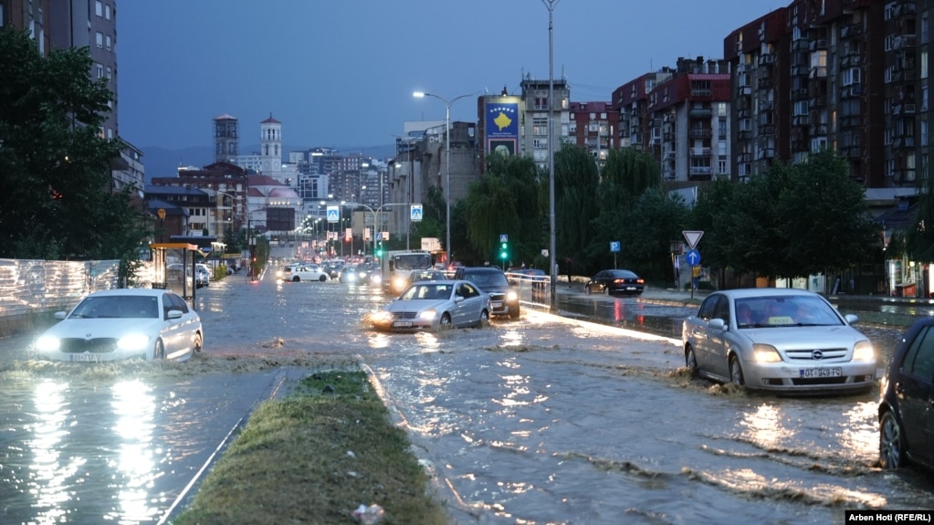 Shi ka rënë edhe në qytetet në afërsi, por nuk është raportuar për situatë të njëjtë.