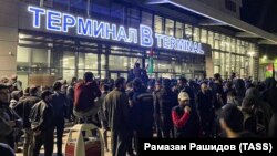 Поліція встановила 150 «активних учасників заворушень» в аеропорту Махачкали, 60 із них затримали, повідомили в управлінні МВС Росії у Північно-Кавказькому федеральному округу