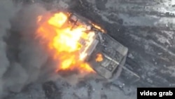 Російський танк охоплений полум'ям після влучання FPV-дрона бійців 40-ї ОАБр