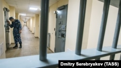 Тюремщик в коридоре. Россия, 2016 года