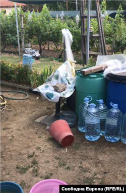  Бидони с вода и маркучи в двора на Боряна, които са помогнали да бъде спрян огънят. 