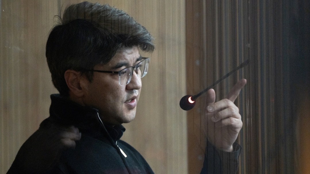 Смотреть Минет сіздің сүйікті онлайн Ол қыздың бет-әлпетіне қарап бөркін шығарды