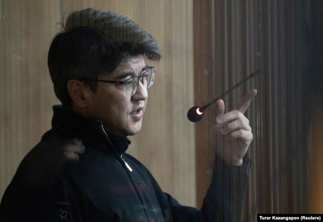 Бишимбаев 4-р сарын 3-нд Астана хотын шүүхэд иржээ.