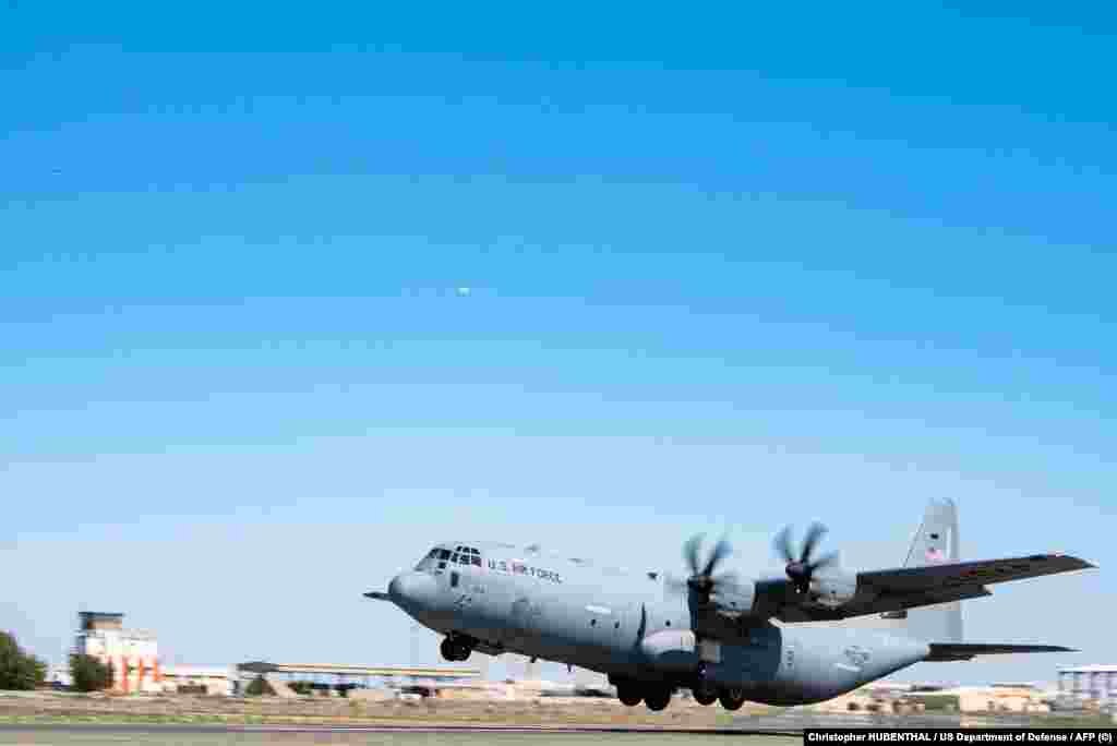 Američke Air Force C-130J Super Hercules natovareni humanitarnom pomoći polijeću s neotkrivene lokacije u jugozapadnoj Aziji za ispuštanje iznad Gaze 2. marta 2024.