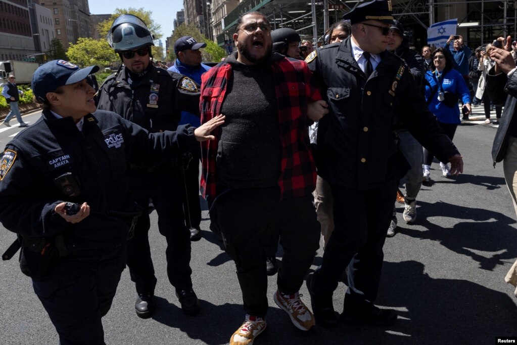 Një demonstrues që thërriste &quot;Liri për Palestinën&quot; u ndalua nga policia jashtë kampusit të Universitetit Columbia derisa protestat vazhdojnë brenda dhe jashtë Universitetit, në Nju Jork, 22 prill 2024.