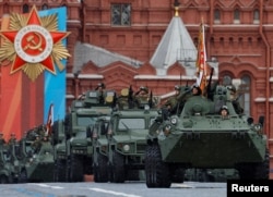Российские военнослужащие едут на бронетехнике во время военного парада на Красной площади в Москве, 9 мая 2024 года