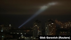 Луч прожектора в небе над Киевом для облегчения поиска дронов