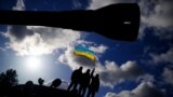 Украинские танкисты во время тренировок по управлению танками "Челленджер" в Великобритании в феврале этого года