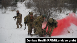 Військовослужбовці ЗСУ тренуються евакуації пораненого з поля бою