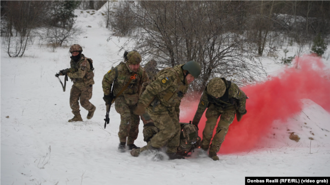 Військовослужбовці ЗСУ тренуються евакуації пораненого з поля бою