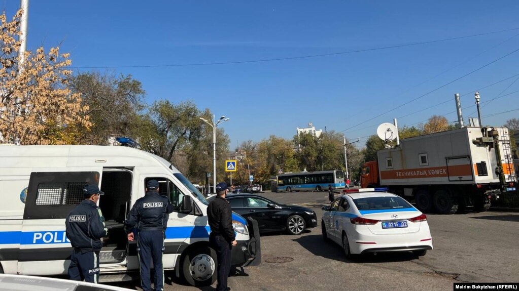 Полиция и автомобиль с надписью «Техникалық көмек» на парковке у места предполагаемого митинга. 25 октября 2023 года