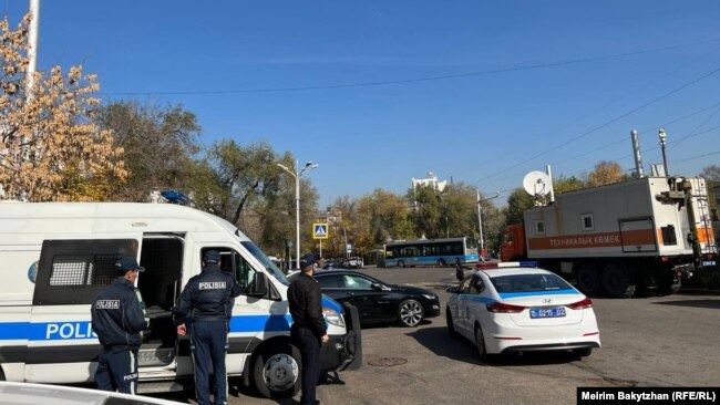 Сотрудники полиции, их служебные машины на месте, которое Аблязов указал как место проведения протестной акции. Алматы, 25 октября 2023 года