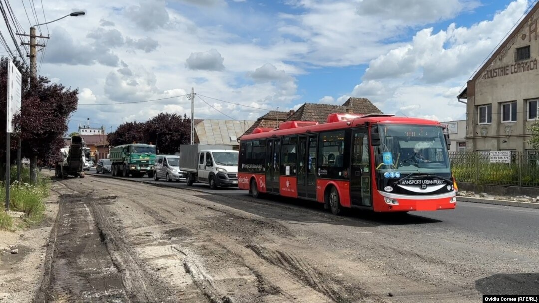 Zeci de străzi sunt constant în lucru în ultimii ani în orașul Turda, ceea ce impune restricții de trafic și rute ocolitoare. În imagine, lucrări la șoseaua Clujului, poarta de acces în oraș dinspre orașul reședință de județ. 