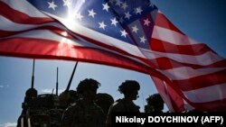 Ushtarët e ushtrisë amerikane pranë flamurit amerikan gjatë një stërvitjeje të përbashkët ushtarake të NATO-s në Bullgari, shtator 2023.