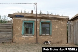 Сайхин ауылындағы саманнан соғылған үй. Батыс Қазақстан облысы, 27 маусым, 2023 жыл.