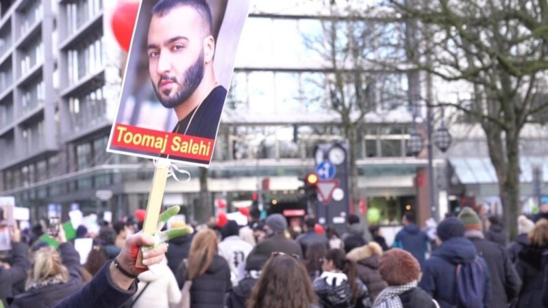 محکومیت حکم اعدام برای توماج صالحی در تجمعات و بیانیه‌ها از سراسر جهان ادامه دارد