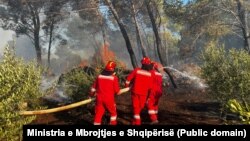 Fotografi nga arkivi e zjarrfikësve në Shqipëri duke i luftuar zjarret.