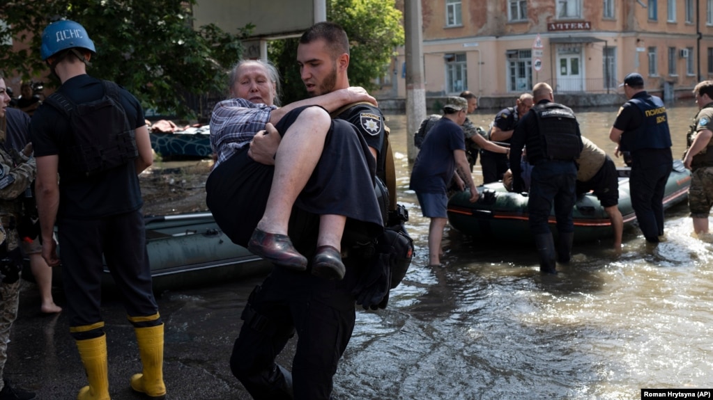 Người dân được sơ tán khỏi một khu dân cư bị ngập lụt ở Kherson, Ukraine, vào ngày 7/6.