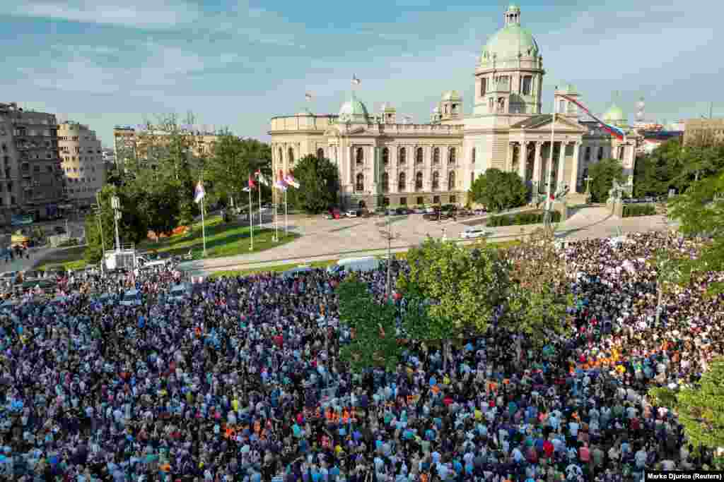Desetine hiljada ljudi okupljeno je na protestu na koji je pozvao deo opozicije &quot;Srbija protiv nasilja&quot;.
