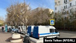Астанада оппозиция митинг өтеді деп белгілеген аумақта тұрған полиция көліктері, полицейлер. 2023 жыл.