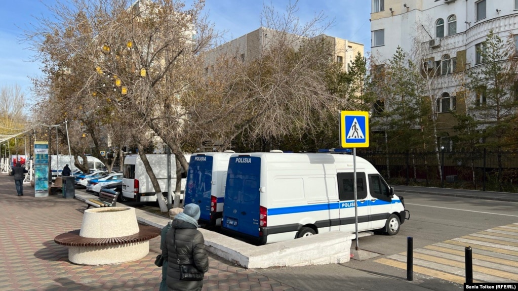 Полицейские машины и сотрудники полиции на месте, обозначенном оппозицией для митинга в Астане. 2023 год