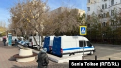 Полицейские машины и сотрудники полиции на месте, обозначенном оппозицией для митинга в Астане. 2023 год
