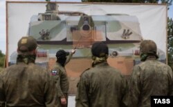 Российские военнослужащие танкового подразделения Центрального военного округа (ЦВО) на одном из полигонов изучают способы поражения иностранной технику, поступившей на вооружение подразделений ВСУ, июнь 2023 года