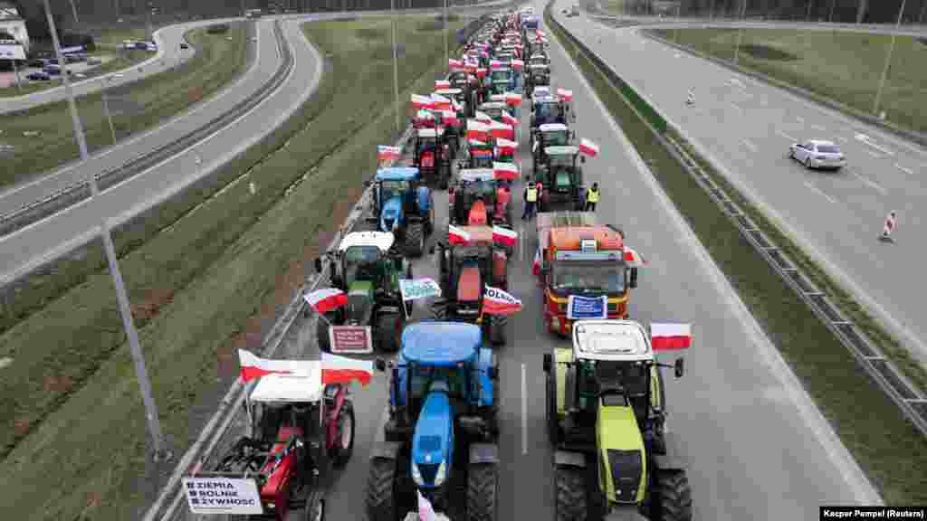 Traktori poljoprivrednika blokirali su autoput između Lublina i Varšave 6. marta. Poljski farmeri također traže vraćanje carina na uvoz poljoprivrednih proizvoda iz Ukrajine.