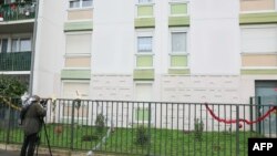 Medijske ekipe ispred zgrade u kojoj se desilo masovno ubistvo, Meaux, 26. decembra 2023.