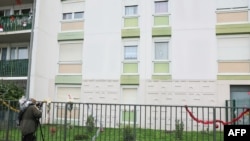 Медиумски екипи надвор од зградата каде што се случи масовното убиство, Мео, 26 декември 2023 година.