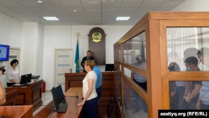 Үш адам әжені сиқырлайды