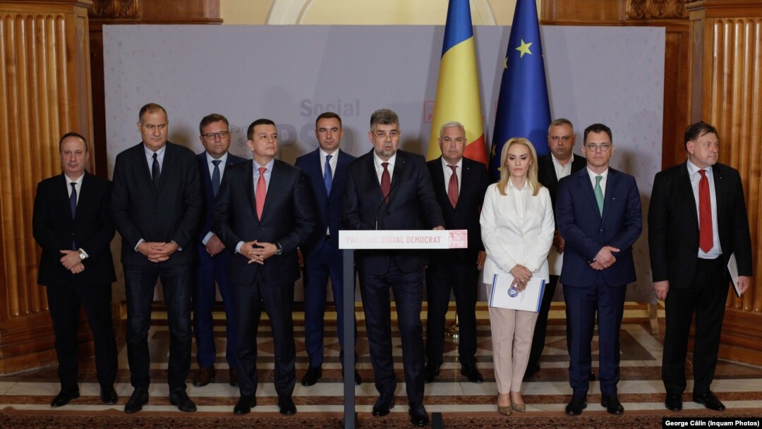 Premierul desemnat Marcel Ciolacu și miniștrii propuși de PSD în guvernul format alături de PNL, la Palatul Parlamentului din București, 13 iunie 2023.