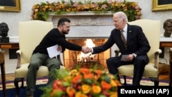 Președintele ucrainean Volodimir Zelenski și cel american, Joe Biden, în timpul unei întâlniri din 2023. 