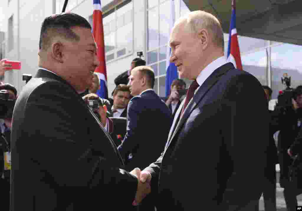 Të dy liderët, Kim dhe Putin, duke shtrënguar duart gjatë takimit të 13 shtatorit. Putini konfirmoi vetëm se do të kërkonte një marrëveshje armësh me Korenë e Veriut, si përgjigje kur u pyet rreth bashkëpunimit ushtarak:&nbsp;&quot;Ne do të flasim për të gjitha çështjet pa nxitim. Ka kohë&quot;. Zëdhënësi i Kremlinit, Dmitry Peskov, tha më 12 shtator se &ldquo;natyrshëm, duke qenë fqinjë, vendet tona bashkëpunojnë në disa sfera të ndjeshme, të cilat nuk duhet të zbulohen apo shpallen publikisht&rdquo;. &nbsp;