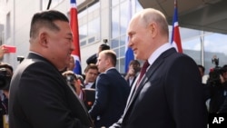 Președintele rus Vladimir Putin (dreapta) și liderul nord-coreean Kim Jong Un în timpul întâlnirii lor de pe cosmodromul Vostocinîi, 13 septembrie.