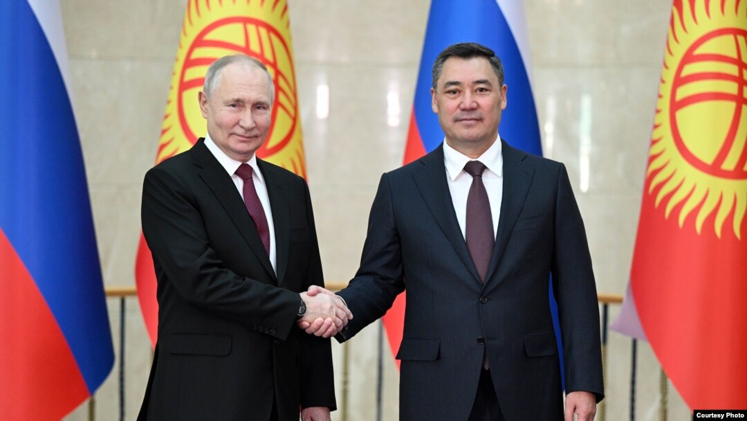 Садыр Жапаров жана Владимир Путин. 