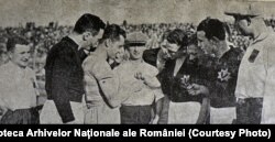 1935. Începutul meciului Venus - Beogradski (2-0) în turneul pascal de la București. Cei doi căpitani ciocnesc câte un ou, iar cel al cărui ou rămâne întreg alege terenul.