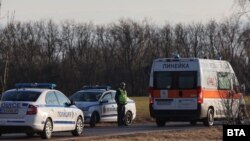 Брза помош во близина на селото Локорско кај Софија, откако осумнаесет мртви мигранти биле откриени во задниот дел на напуштен камион, 17 февруари 2023 година.