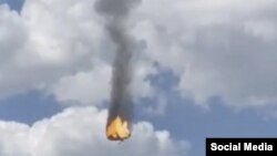 Скриншот видео с падением вертолёта в Брянской области России