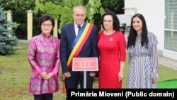 Primarul din Mioveni, Ion Georgescu, alături de fosta ambasadoare a Chinei și de actuala ministră a Muncii, Simona Bucura-Oprescu