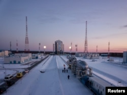 Ракета-носитель «Союз-2.1б» с разгонным блоком «Фрегат» и спутниками британской фирмы OneWeb транспортируется с технического объекта на стартовую площадку на космодроме Восточный в Амурской области, Россия, 15 декабря 2020 года