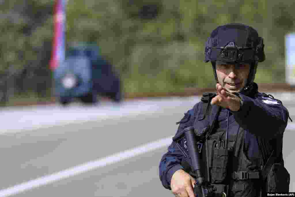 Një pjesëtar i Policisë së Kosovës duke dhënë instruksione.