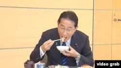 Премьер-министр Фумио Кисида ест рыбу из префектуры Фукусима, 30 августа 2023 года