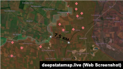 Скріншот мапи DeepState з позначенням відстані між виступом лінії фронту та залізниці, де стоїть «цар-потяг»
