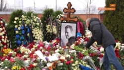 Hundreds Visit Navalny's Grave Under Police Surveillance