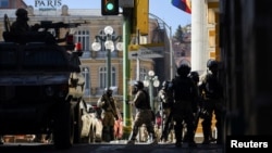 Pripadnici bolivijske vojske okupljaju se pored vojnog vozila u La Pazu, Bolivija, 26. juna 2024.