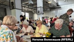 Великодній сніданок для українських біженців в Українському домі у Варшаві, Польща, 5 травня 2024 року