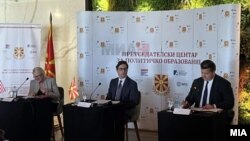 Претседателот на Северна Македонија, Стево Пендаровски и американската амбасадорка Анџела Прајс Агелер на конференција за меѓусебните односи во ера на геополитички превирања