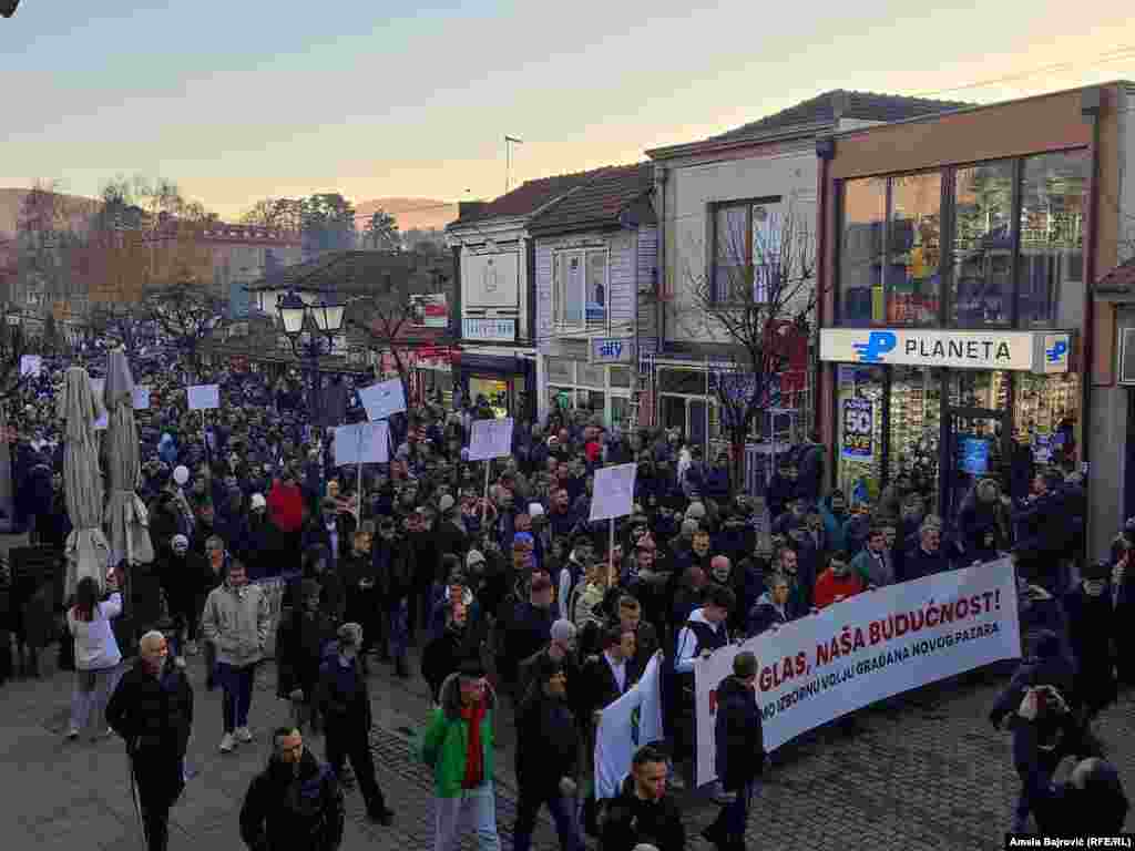 I u drugim gradovima u Srbiji su održavani protesti, u Zrenjaninu, Novom Pazaru&hellip; Na fotografiji: protest u Novom Pazaru 21. decembra &nbsp;