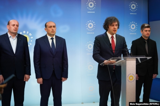Il presidente del Sogno georgiano Irakli Kobakhidze (secondo a destra) ha detto che Zurabishvili stava agendo di concerto con l'opposizione politica della Georgia per indebolire il governo.  (foto d'archivio)